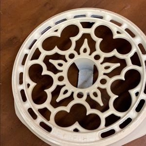 Le Creuset 9” deluxe round trivet